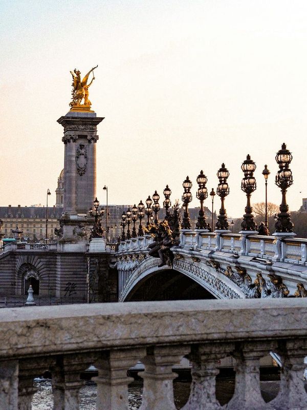 Die Alexander-III.-Brücke in Paris bei Sonnenuntergang