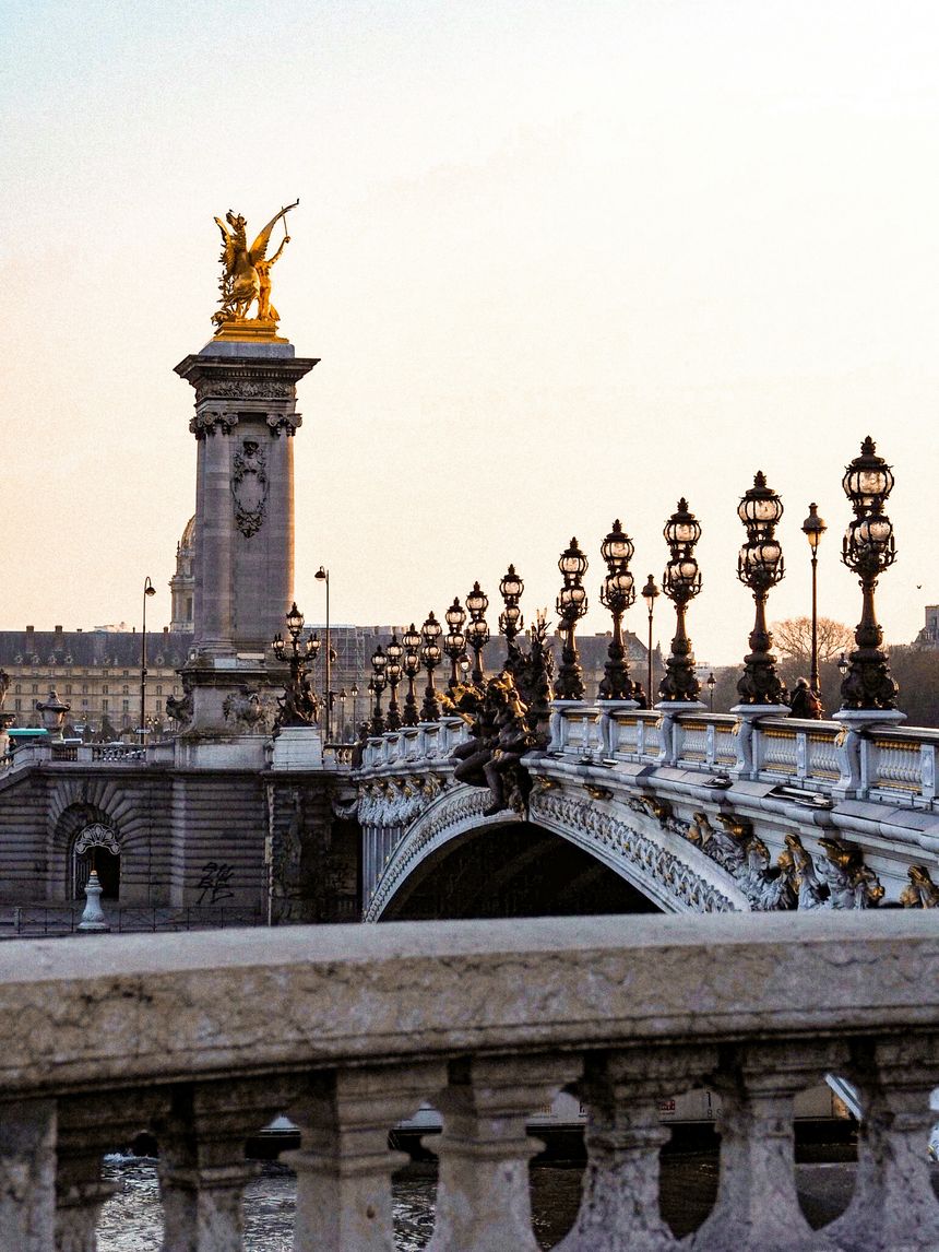 Le pont Alexandre III à Paris au coucher du soleil